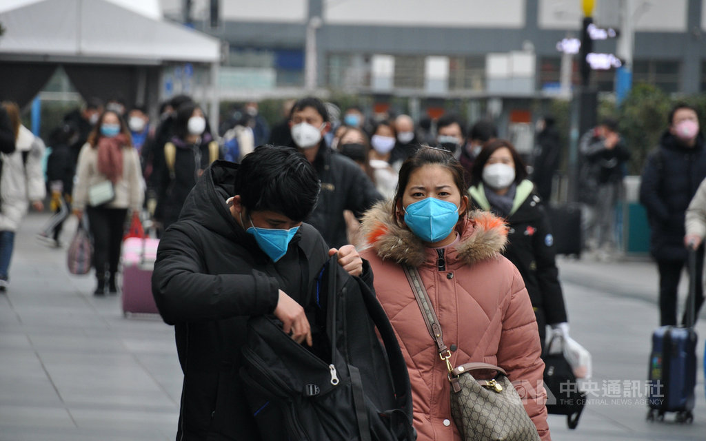 受到武漢肺炎疫情影響,乘客估計返工人潮只有往年一半。圖為8日上海火車站外的出站乘客。中央社記者沈朋達 109年2月9日