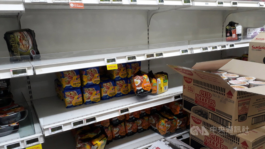 新加坡職總平價超市從9日起限制紙類產品、米、速食麵與蔬菜購買數量,希望消費者莫囤積貨物,圖為超市貨架上的速食麵。中央社記者黃自強新加坡攝 109年2月9日