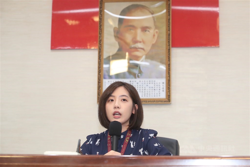 台北市長柯文哲幕僚「學姊」黃瀞瑩(圖)選後回鍋台北市政府擔任副發言人,10日正式上任,不過,有網友質疑市府公開職缺是2月7日至10日,卻提早於8日公告,效率過於神速。(中央社檔案照片)