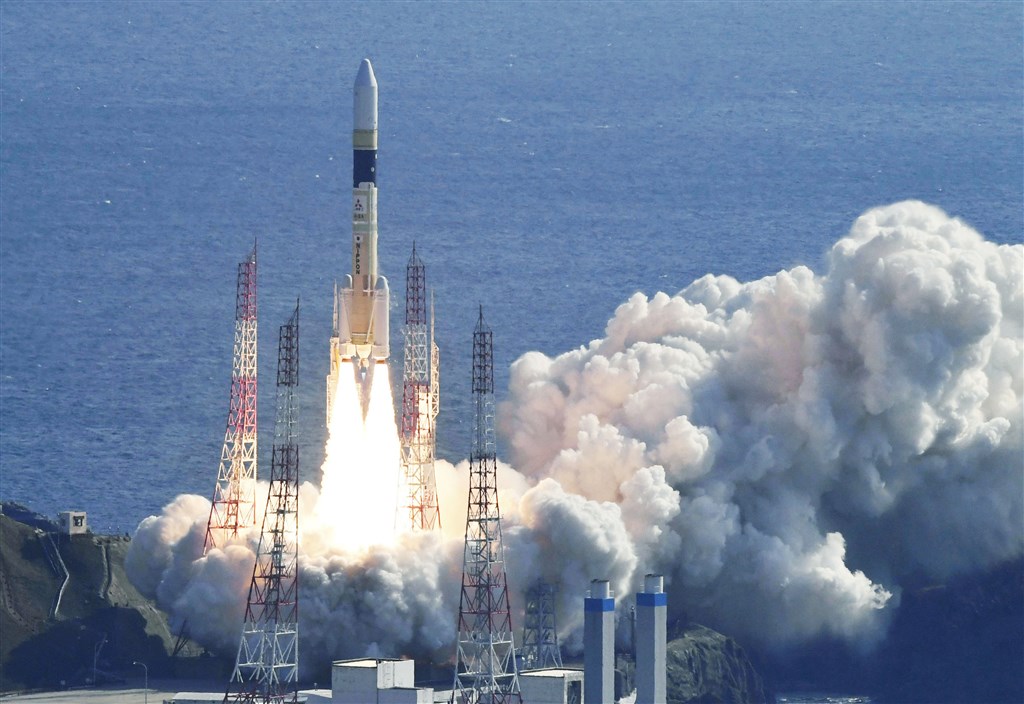 搭載日本政府新情蒐衛星「光學7號」的H2A火箭41號9日發射升空。(共同社提供)