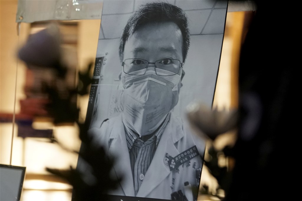 中國國家監察委員會19日公布武漢醫師李文亮案調查通報,內容將矛頭指向「派出所出具訓誡書不當,執法程序不規範」。圖為香港民眾2月7日舉行李文亮追思活動。(美聯社)