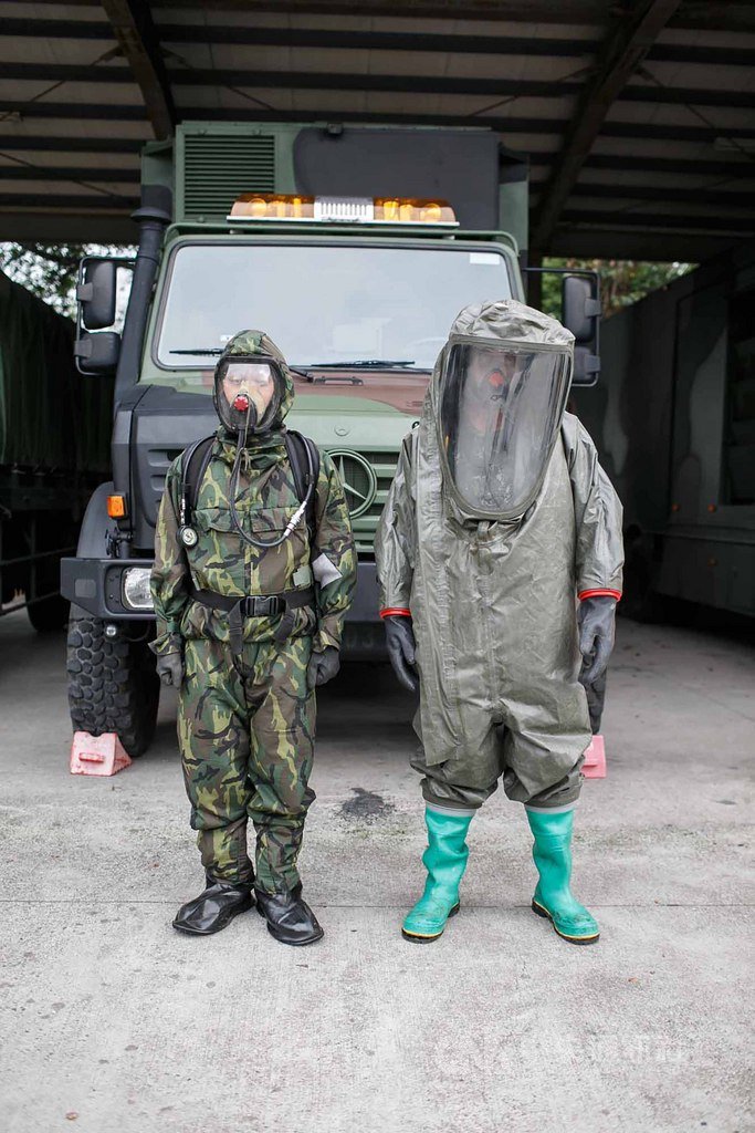 國軍化學兵扮演此次武漢肺炎防疫要角,左為穿著B等級防護服,右為穿著最高等級A級防護服。(軍聞社提供)中央社記者游凱翔傳真 109年2月9日