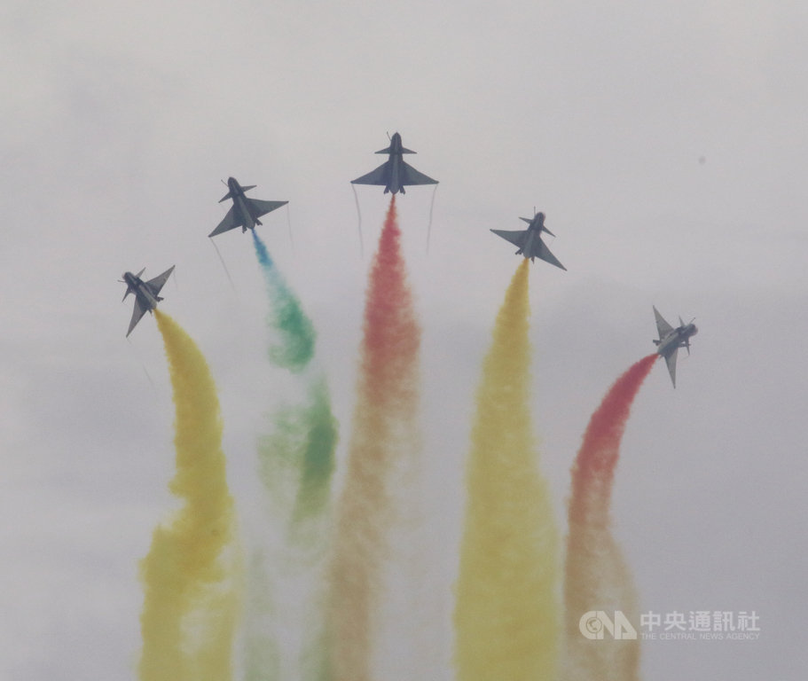 新加坡航空展從11日起在樟宜展覽中心舉行6天,圖為中共解放軍八一飛行表演隊在9日的記者會後表演。中央社記者黃自強新加坡攝 109年2月9日