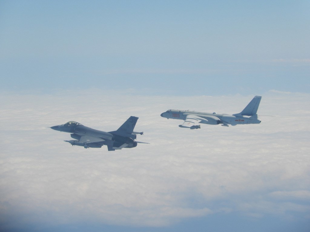 共軍殲11、空警500、轟6(右)等型機,9日上午11時許經巴士海峽由西太平洋進入宮古水道飛返原駐地,並執行遠海長航訓練,國軍F-16戰機(左)則緊急起飛監控伴飛。(國防部提供)中央社記者游凱翔傳真 109年2月9日