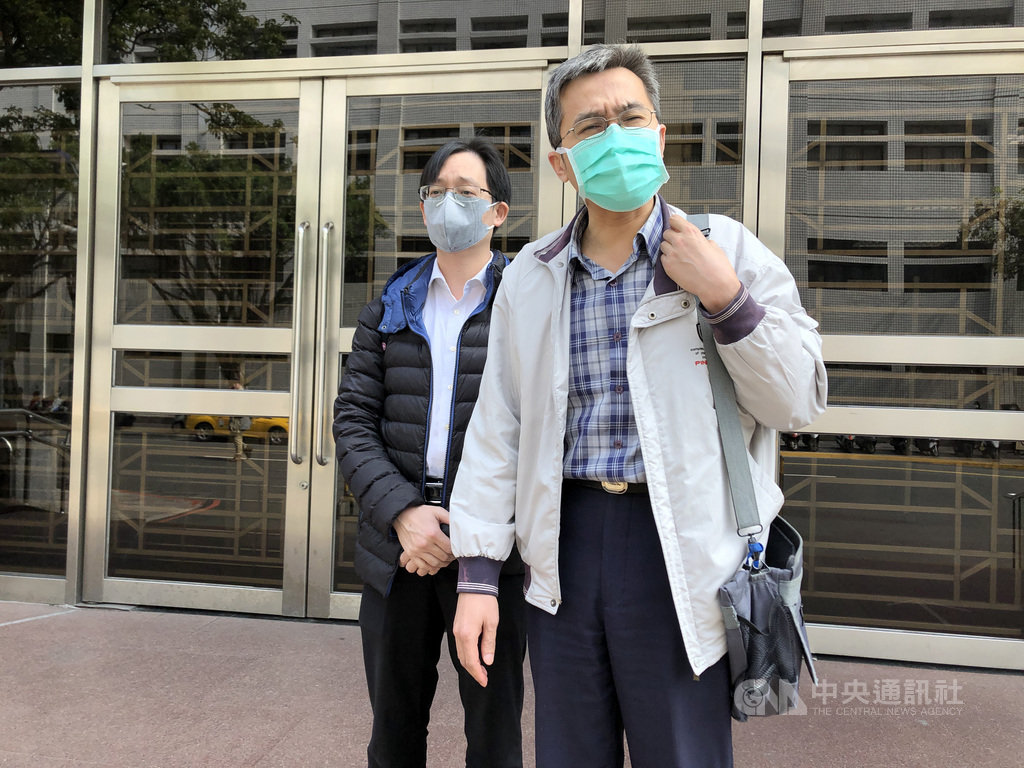 台大醫師黃慧夫(右)11年前被控過失致病患右下肢截肢,判刑4月定讞;2019年聲請再審獲判無罪確定。黃慧夫10日庭後受訪說,「國家欠我的,也應該要還我清白」,請求加倍刑事補償新台幣24萬2000元。中央社記者劉世怡攝 109年2月10日