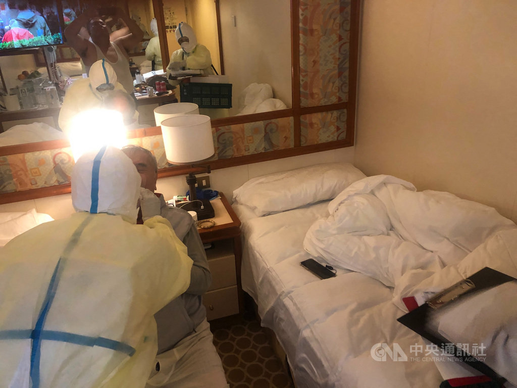 因載過一名武漢肺炎確診香港人的鑽石公主號,3日晚間起停泊在日本橫濱港外進行隔離,至今已有135人確診。船上約有20名台灣人,一名8旬台灣籍老翁連日日咳嗽,10日咳出血來,晚間接受篩檢。(讀者提供)中央社記者楊明珠東京傳真 109年2月10日