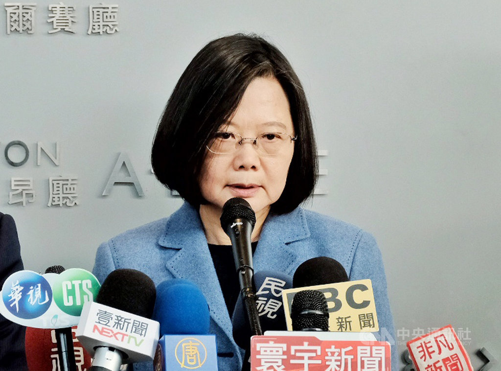 總統蔡英文(圖)10日上午到桃園出席「2020 ICF Top7國際智慧城市頂尖論壇」,接受媒體聯訪時表示,武漢肺炎期間大家最在意的還是防疫工作,軍事動作沒有意義也不必要,最重要的是能趕快把疫情控制住,讓整個區域及全球面臨的疫情緊張狀態可以緩解。中央社記者吳睿騏桃園攝 109年2月10日