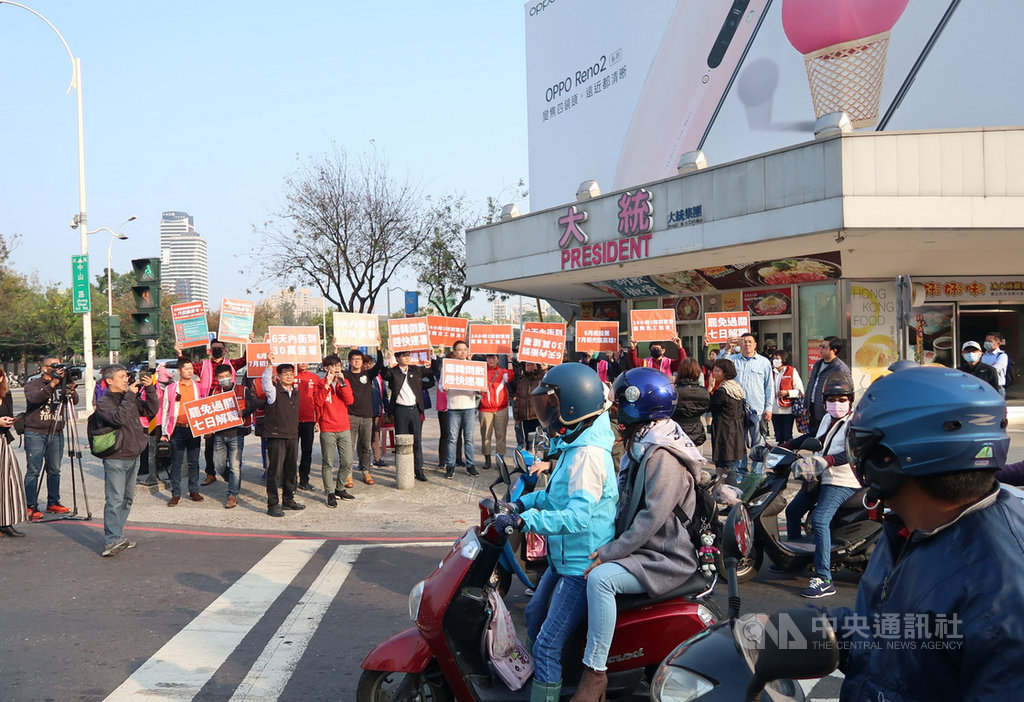 Wecare高雄、台灣基進等公民團體10日上午在捷運中央公園站出口宣傳加速罷韓行動,下達動員令,盼6日內達到罷韓連署書達到30萬份。中央社記者王淑芬攝 109年2月10日