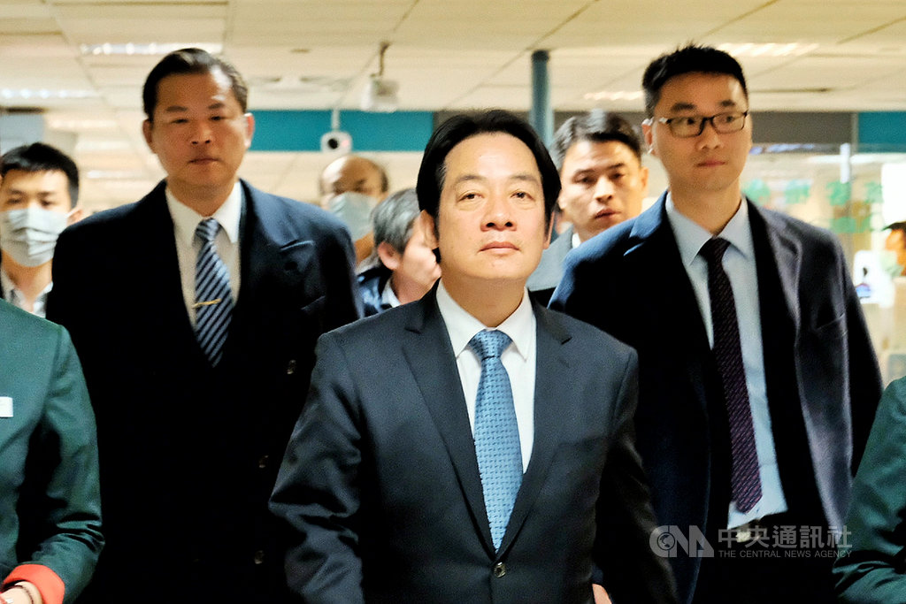 準副總統賴清德(中)10日返抵國門,雖然經過長途飛行,但依舊神采奕奕,他表示,很高興能以副總統當選人身分去美國參加國家祈禱早餐會,自己也拜訪了一些朋友,過程非常順利。中央社記者吳睿騏桃園機場攝 109年2月10日