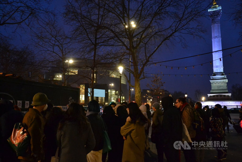 超過50名旅法中國學生與中國僑民9日晚間聚集在巴士底廣場旁,悼念因提醒疫情而遭警告的李文亮醫生。中國駐法大使館特別點名批評該活動,因此參與者皆極為小心,避免曝露身份。中央社記者曾婷瑄巴黎攝 109年2月10日
