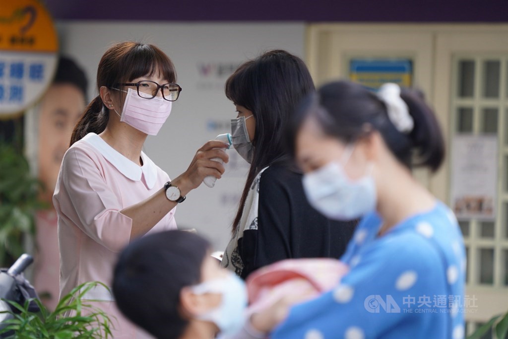 陸委會11日晚間指出,陸配子女若未成年、在中國大陸無親人可照顧,及「父母皆在台者」才可專案申請來台,申請時須同時舉證,但絕非開放陸配在陸親人探親。(示意圖/中央社檔案照片)