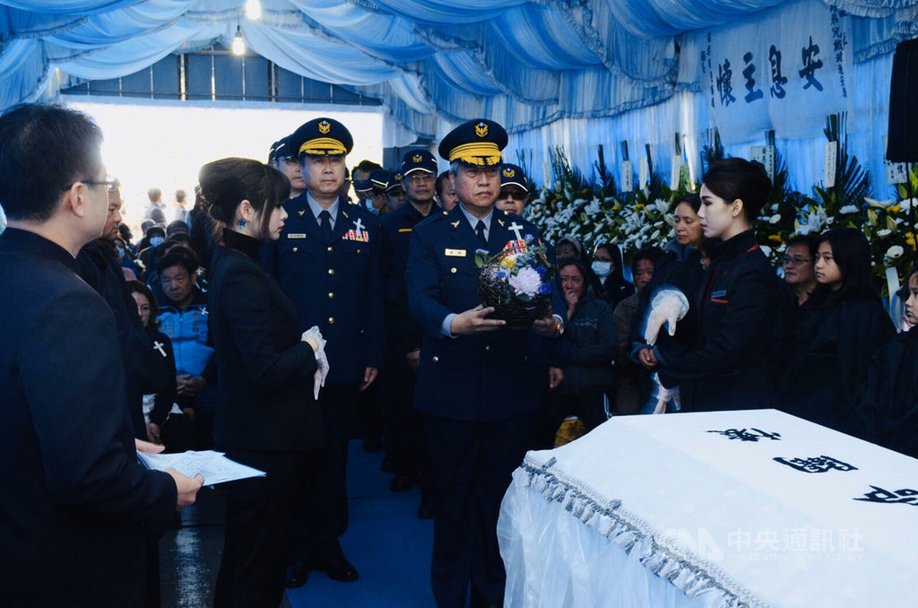 苗栗縣警察局頭份分局蓬萊派出所長戴政造因公病逝,享年48歲,告別式10日舉行,苗栗縣警察局長翁群能(前獻花者)率領官警到場致祭,場面哀戚。(苗栗縣警察局提供)中央社記者管瑞平傳真 109年2月10日