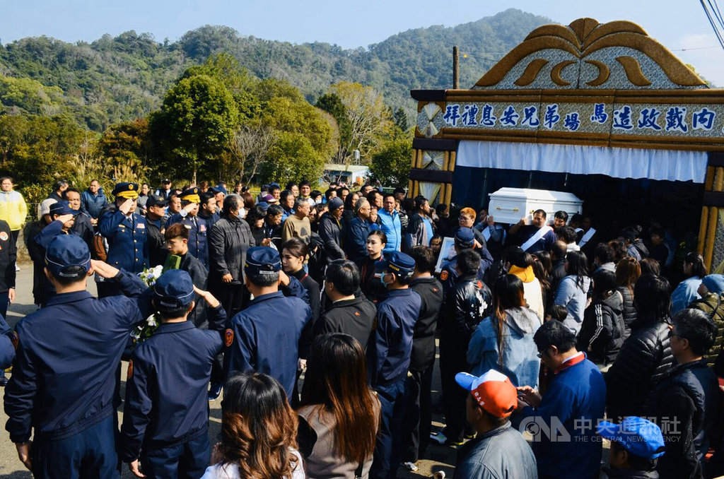 苗栗縣警察局頭份分局蓬萊派出所長戴政造因公病逝,告別式10日舉行,警察局長翁群能率官警列隊送行,有員警敬禮喊「報告所長,任務完成,可以下班了」,場面令人動容。(苗栗縣警察局提供)中央社記者管瑞平傳真 109年2月10日