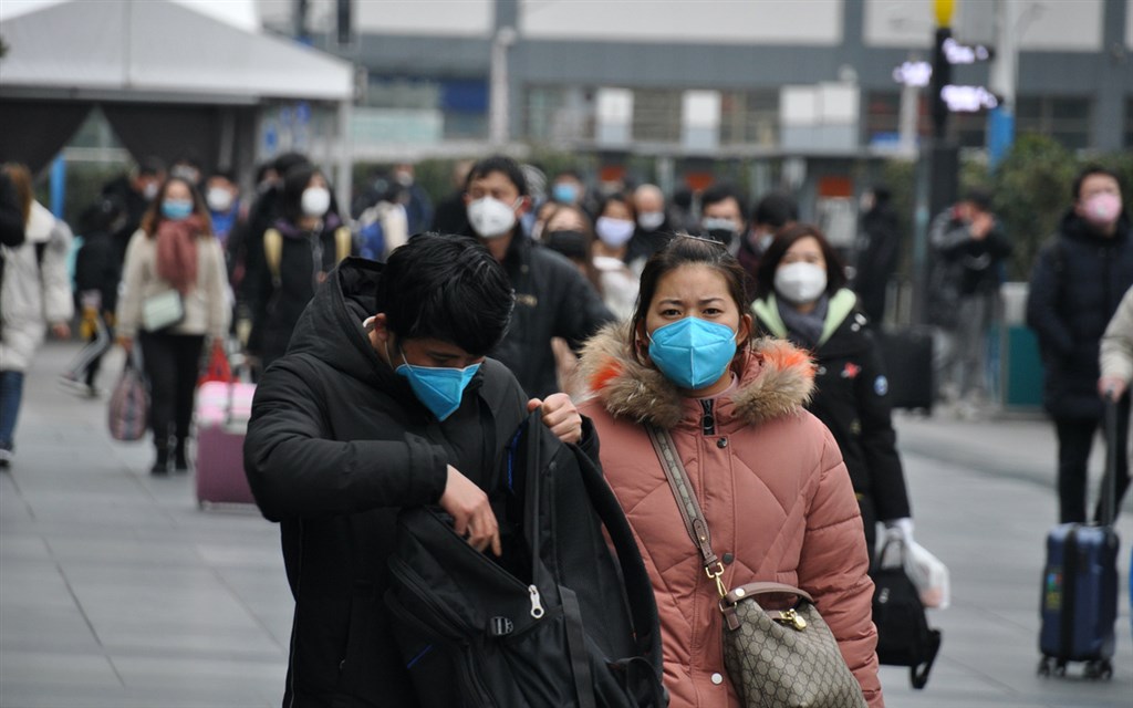 武漢肺炎疫情蔓延,中國春節延長且多地封城,造成復工困難。圖為8日上海火車站外的出站乘客。(中央社檔案照片)