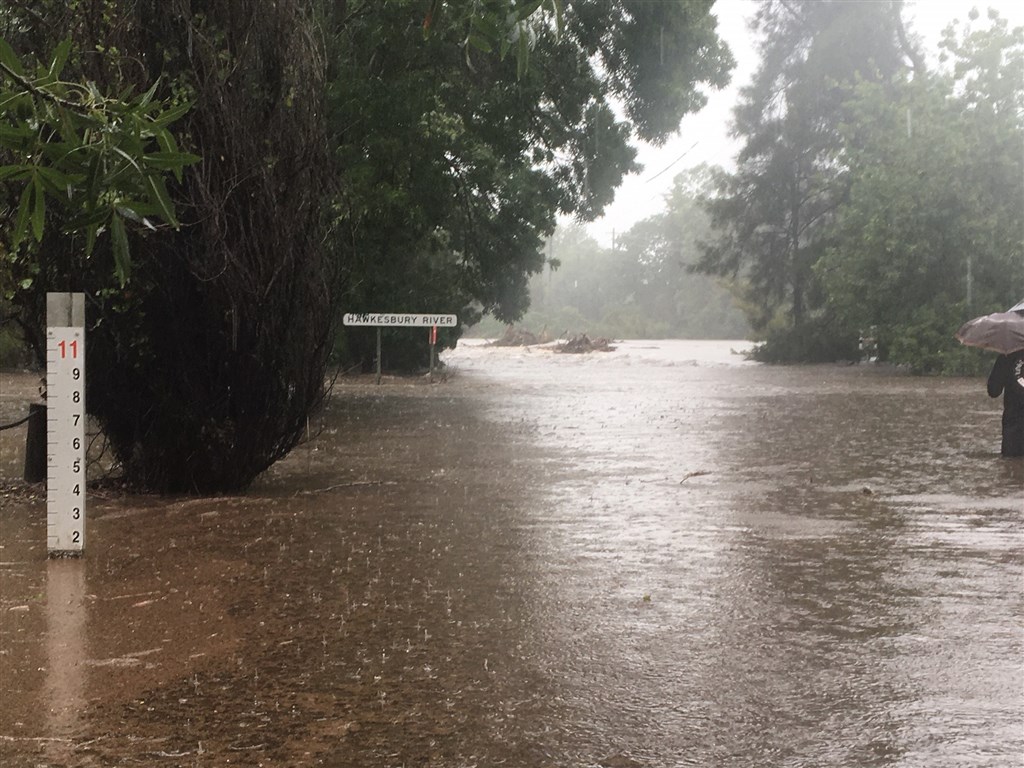 澳洲氣象局表示,過去4天內,雪梨降下391.6毫米的雨量,到處淹水且交通大打結,數千人被迫遠離家園,上萬人無電可用。(圖取自twitter.com/BOM_NSW)