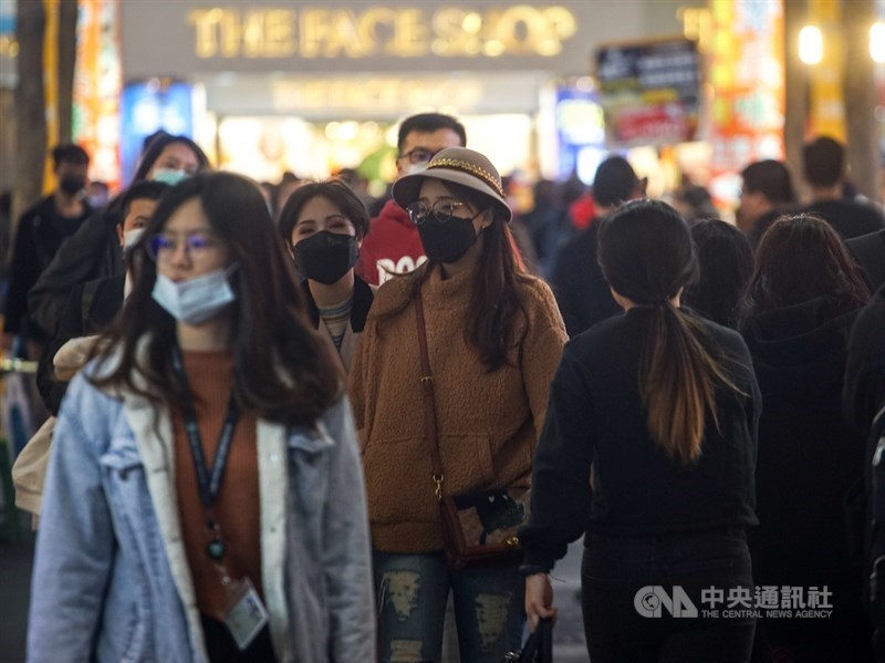 國內出現首例武漢肺炎無症狀感染者,是否具傳染力成關注焦點。圖為台北街頭民眾戴口罩。(中央社檔案照片)