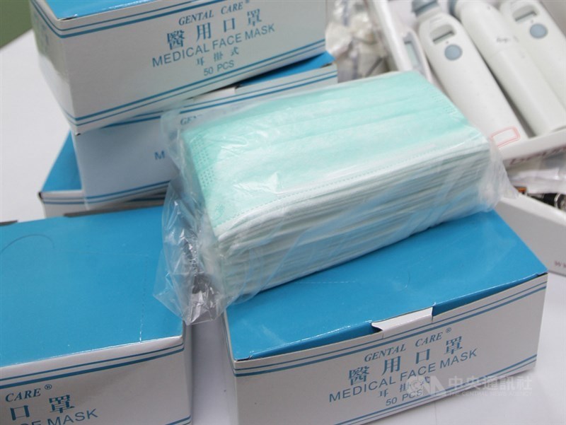 中央流行疫情指揮中心10日宣布,由於口罩日產量提升,11日起醫療院所口罩配送量將從現行85萬片增至170萬片。(示意圖/中央社檔案照片)