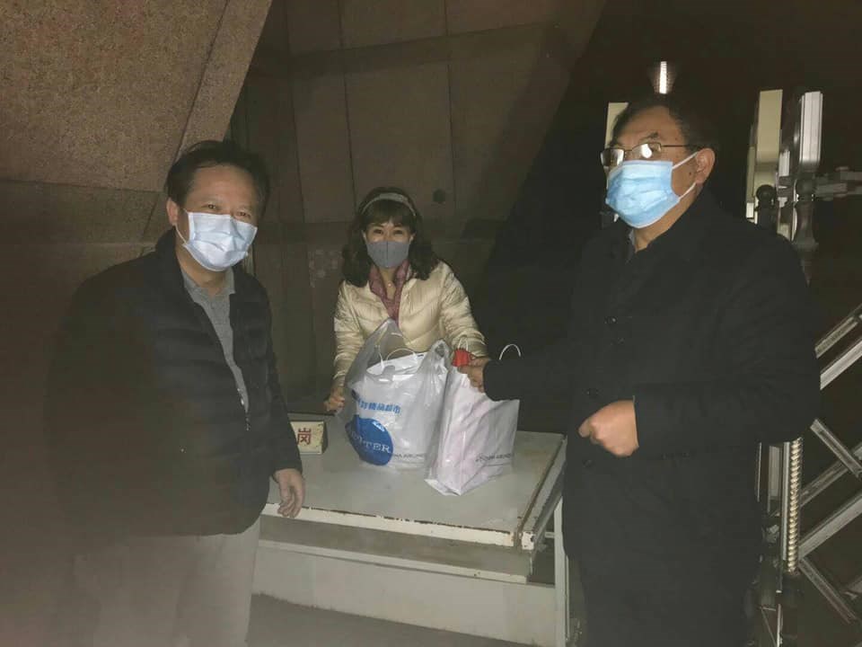 受困湖北荊門的罕病兒童藥劑將告罄,海基會副董事長姚人多10日凌晨表示,已成功把血友病針劑交給病童媽媽。(圖取自姚人多臉書facebook.com)