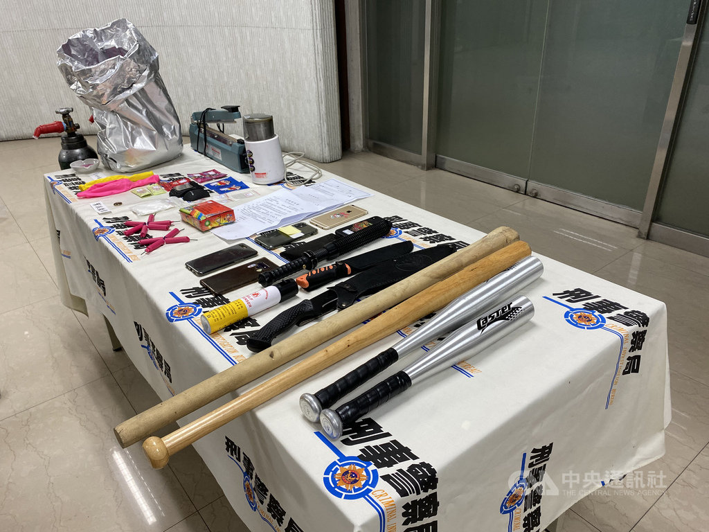 刑事局偵破以天道盟太陽會幹部許男為首的暴力犯罪集團,5日逮捕7嫌,並查獲太陽會圖騰徽章1枚、球棒3枝、木棍1枝和開山刀2把等贓證物。中央社記者黃麗芸攝 109年2月11日