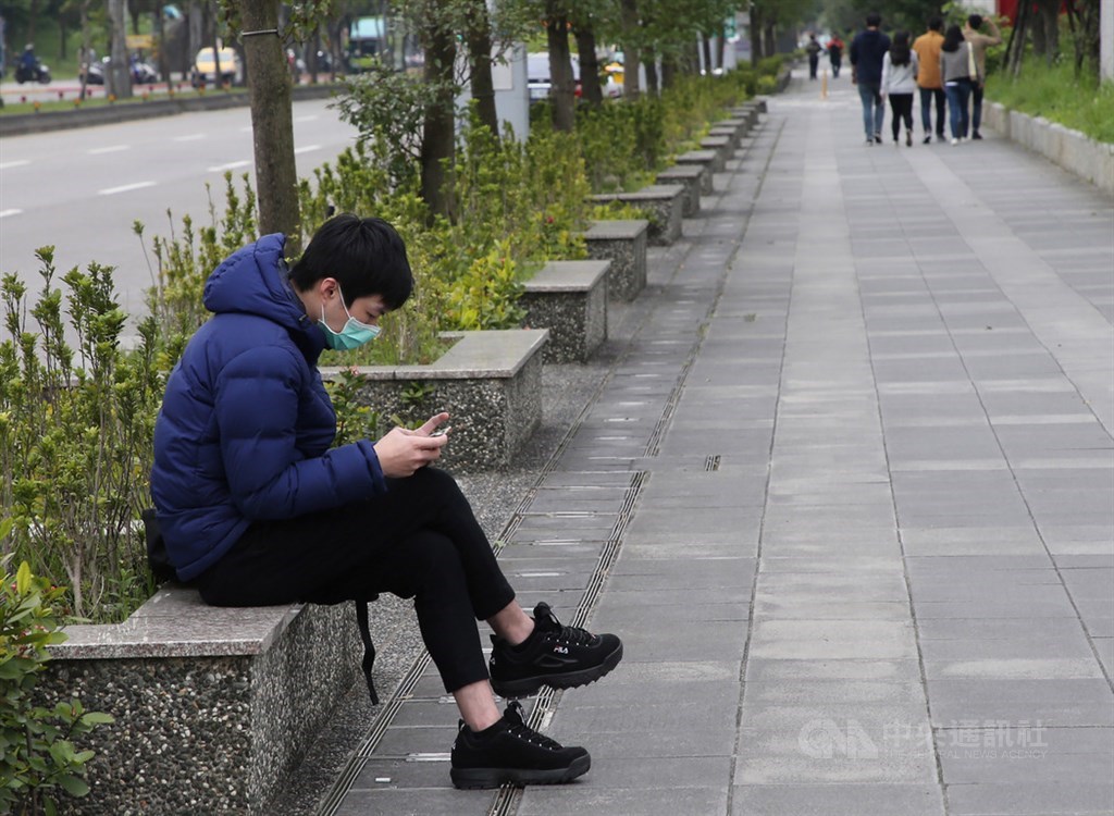 勞動部指出,若產業因疫情導致營運困難,可依規定經勞資協商縮減工時,但每月月薪不可低於基本工資。示意圖/中央社記者鄭傑文攝 109年2月11日