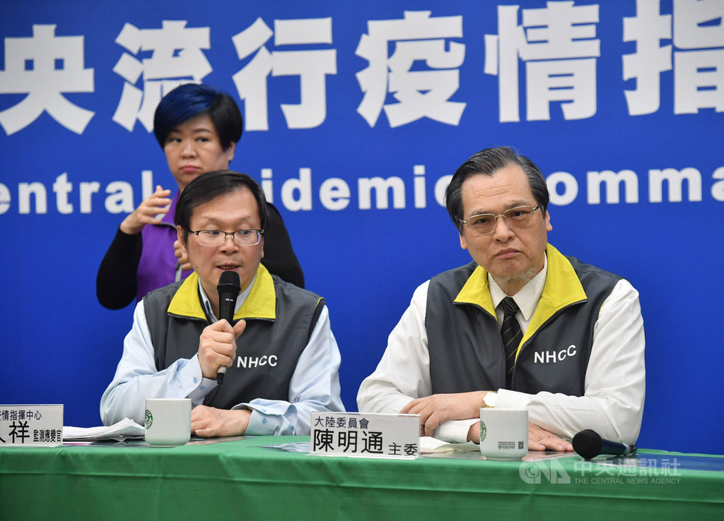 陸委會主委陳明通(右)11日晚間在中央流行疫情指揮中心記者會中指出,陸配子女若未成年,且在中國大陸無親人可照顧,才可專案申請來台,申請時須同時舉證,但絕非開放陸配在陸親人探親。前左為指揮中心檢測應變官莊人祥。中央社記者王飛華攝 109年2月11日