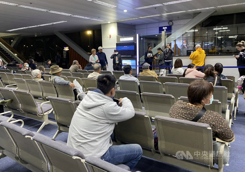 菲律賓民航委員會10日晚上下令,禁止曾入境或停留台灣的非菲律賓籍人士入境,但數架班機在命令發布前起飛,約150名台籍旅客抵達菲國後被拒絕入境。圖為滯留馬尼拉機場旅客。(民眾提供)中央社記者陳妍君傳真 109年2月11日