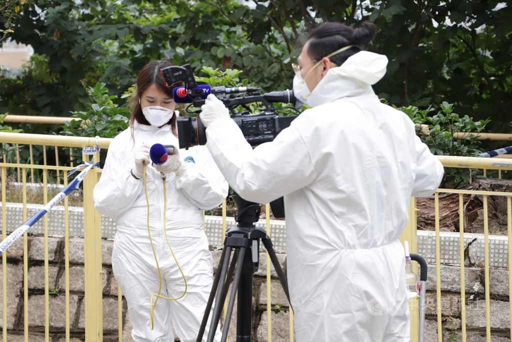 香港青衣長康村康美樓出現新型冠狀病毒肺炎病例,到場採訪的記者高度警惕,穿了全套防護衣。中央社記者張謙香港攝 109年2月11日