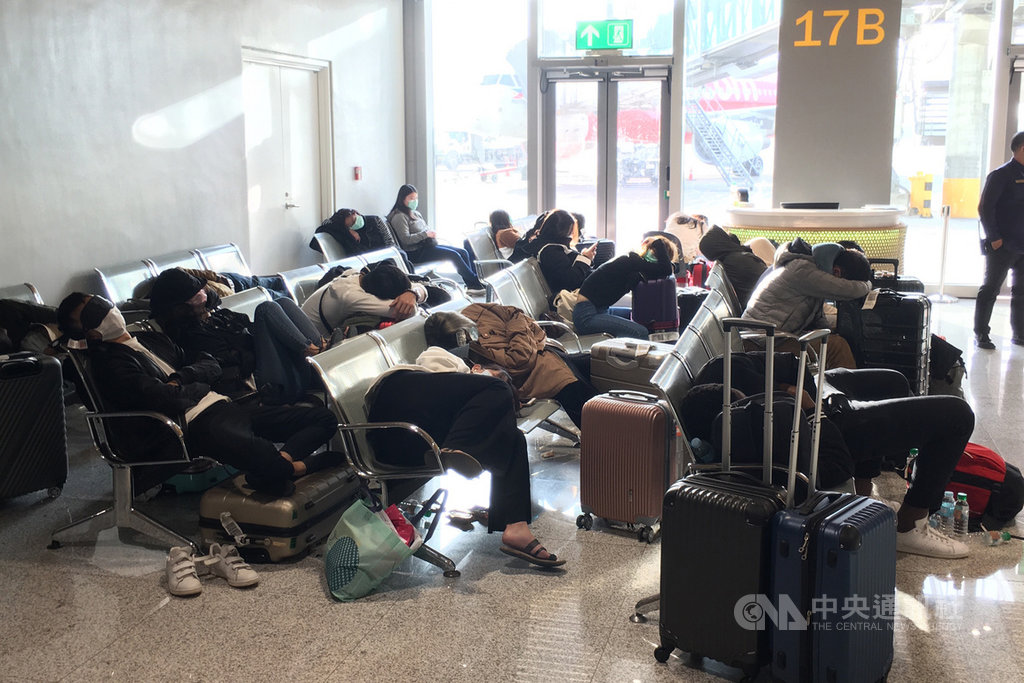 菲律賓因應武漢肺炎疫情,10日晚間宣布「臨時旅行禁令」,將台灣與中國、香港、澳門旅客都列入禁止入境。許多台灣民眾只能在菲律賓的機場過夜,11日上午再搭機返台。(旅客提供)中央社記者吳睿騏桃園傳真 109年2月11日