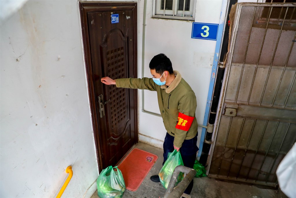 中國湖北省武漢市新冠肺炎疫情防控指揮部11日凌晨發布通告,下令即日起全市所有住宅小區實行封閉管理。當地網友指小區封管早已實施。圖為武漢一社區工作人員為行動不便的老人送菜上門。(中新社提供)中央社 109年2月11日