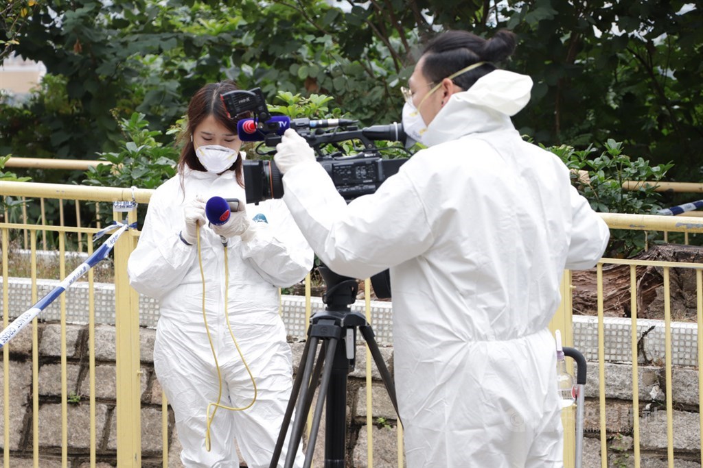 香港青衣長康村康美樓出現新型冠狀病毒肺炎病例,到場採訪的記者高度警惕,穿了全套防護衣。中央社記者張謙香港攝 109年2月11日