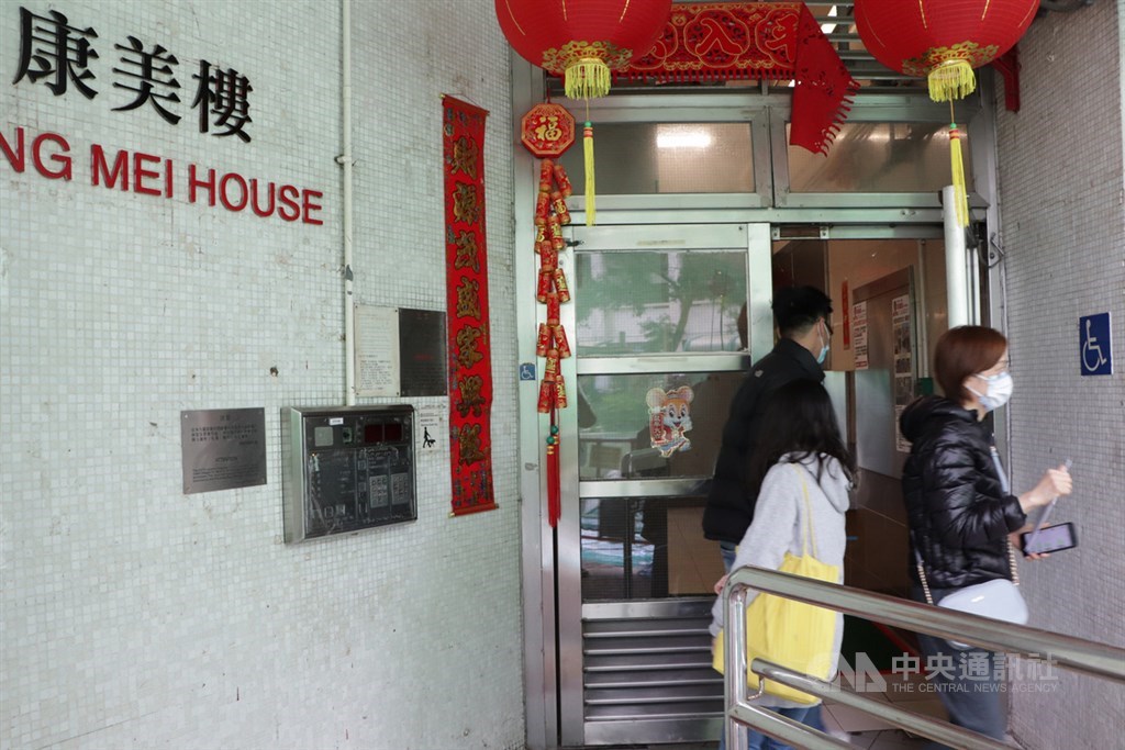 香港青衣長康村最新出現的兩起武漢新型冠狀病毒肺炎病例引起港府高度重視,病患所住的康美樓已被警方封鎖,外人不得進入,但其他住戶仍可自由進出。中央社記者張謙香港攝 109年2月11日