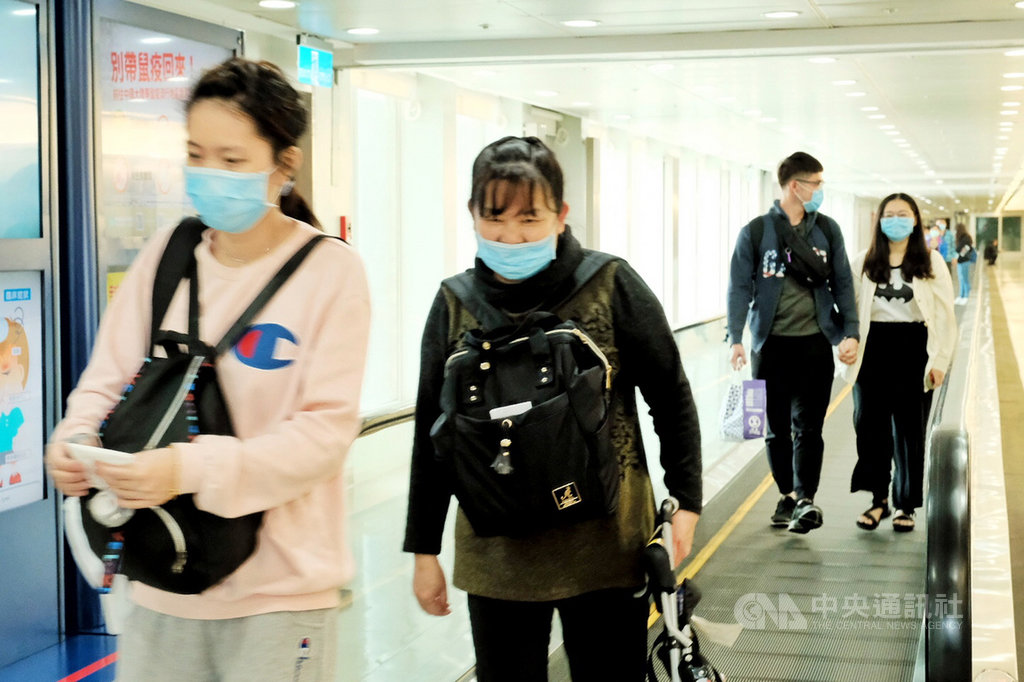 菲律賓民航委員會10日晚間宣布「臨時旅行禁令」,基於一個中國政策,將台灣與中國、香港、澳門旅客都列入禁止入境;許多昨晚抵菲的台灣人11日陸續返台。中央社記者吳睿騏桃園攝 109年2月11日
