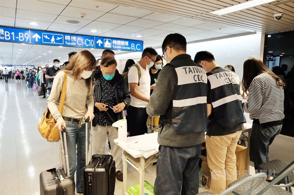 慎防武漢肺炎,中央流行疫情指揮中心11日宣布,即日起執行所有入境旅客都需填寫繳交健康聲明書,讓桃園國際機場晚間一度短暫出現人龍隊伍。中央社記者吳睿騏桃園機場攝 109年2月11日