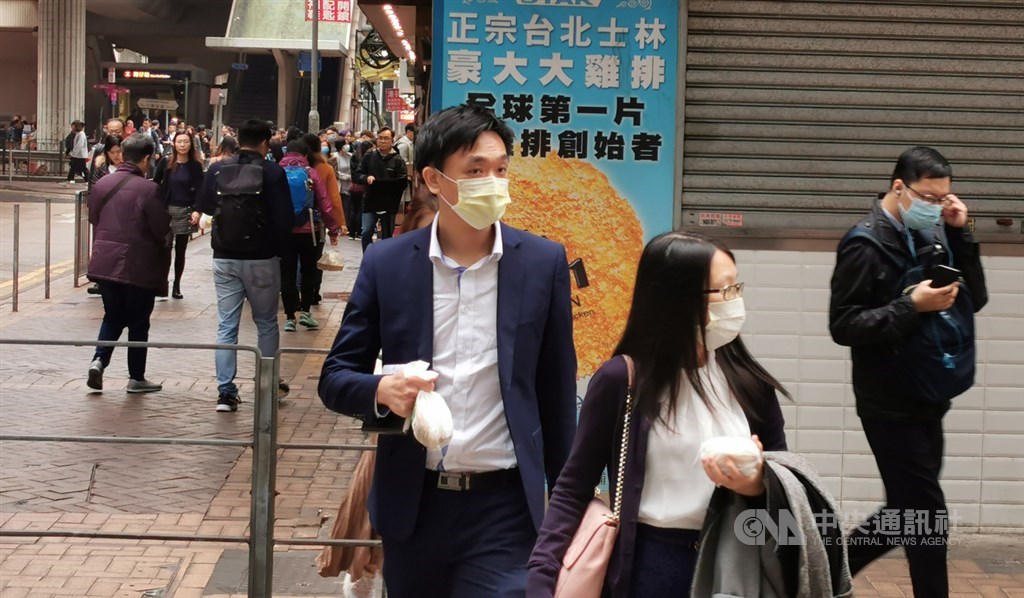 武漢肺炎蔓延亞洲多國,指揮中心11日宣布提高旅遊疫情建議等級,港澳為第三級警告,避免非必要旅遊。圖為香港市民戴口罩防武漢肺炎。(中央社檔案照片)