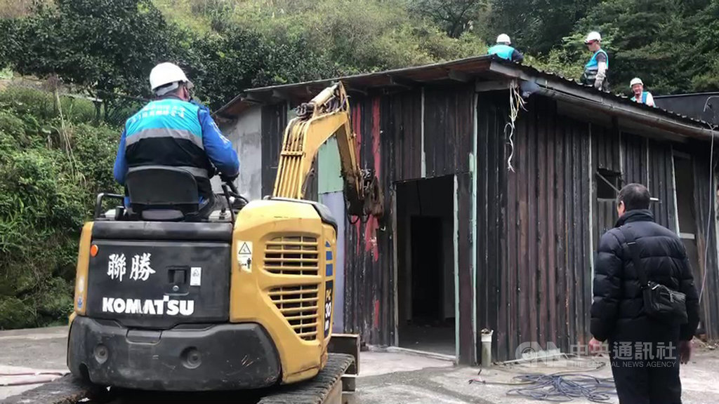 位於新北市平溪山區一處大型職業賭場遭警方破獲,鐵皮屋經認定後屬違建,市府11日動用機具強制拆除。(翻攝照片)中央社記者王朝鈺傳真 109年2月11日
