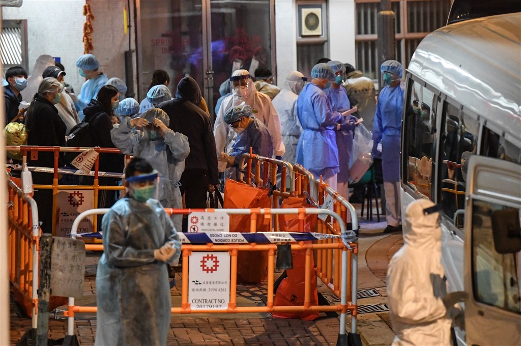 香港10日晚間撤離康美樓34層所有的「07」室的住戶,有病徵的送到醫院,沒有病徵的送到檢疫中心暫住,以便工程師檢查單位的排氣管是否有問題。(中新社提供)