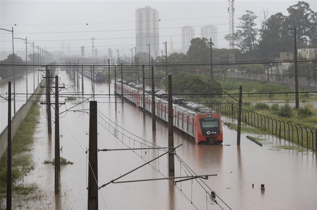 巴西聖保羅市從9日傍晚開始遭到暴雨襲擊,導致河水氾濫,多處地點發生嚴重淹水、土石流、房屋倒塌等災情,全市交通癱瘓。(美聯社)