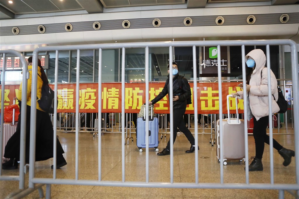中國專家樂觀估計,湖北以外省份的疫情將在20日左右達到轉折點。圖為8日上海開工前虹橋車站旅客。(中新社提供)