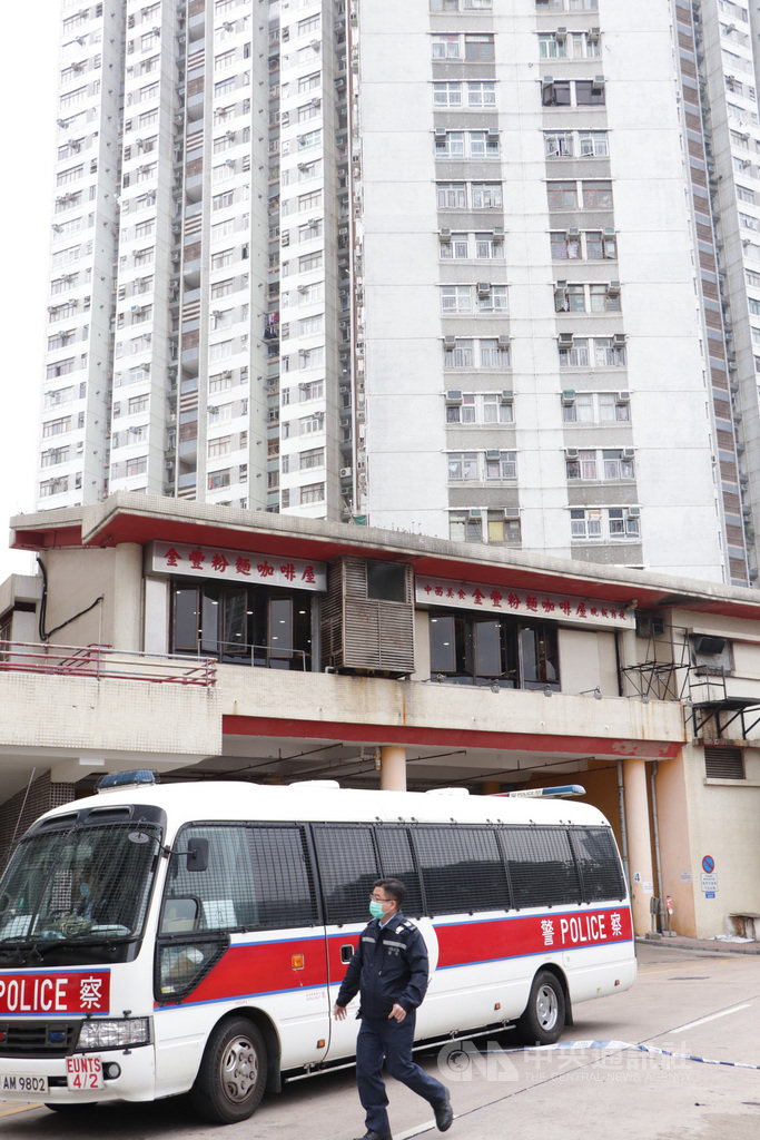 香港青衣長康村最近出現的兩起武漢新型冠狀病毒肺炎病例引起港府高度重視,警方已封鎖病患所住的康美樓,外人不能進出。中央社記者張謙香港攝 109年2月11日