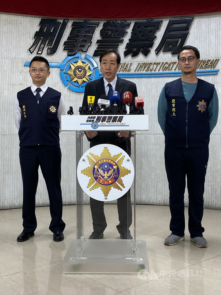刑事局11日舉辦記者會,偵查第二大隊副大隊長何明賢(中)表示,日前分析街頭暴力、聚眾鬥毆列管名冊資料發現,以22歲許男為首的犯罪組織集團,在新北市涉及街頭暴力事件,刑事局5日查獲7嫌,依法送辦、擴大追查。中央社記者黃麗芸攝 109年2月11日