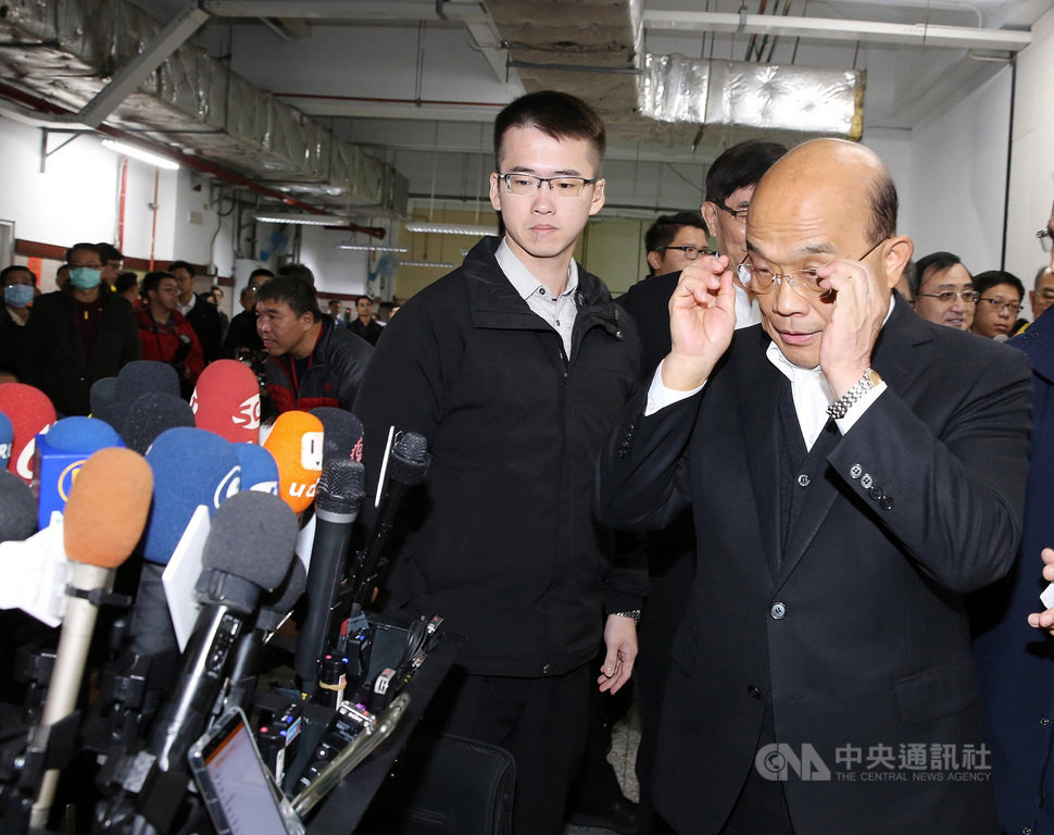 菲律賓因應武漢肺炎疫情,10日晚間宣布「臨時旅行禁令」,將台灣與中國、香港、澳門旅客都列入禁止入境。行政院長蘇貞昌(前右)11日接受媒體聯訪時表示,台灣除了受疫情之害,也因許多國家對一中不了解的牽連而受害,很冤枉。中央社記者郭日曉攝 109年2月11日