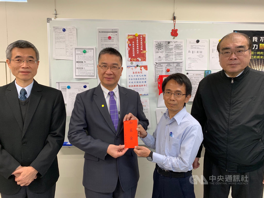 政府面對武漢肺炎疫情積極防疫,移民署也積極規劃、執行各項人流控管,內政部長徐國勇(左2)12日前往慰勤並頒發加菜金。(移民署提供)中央社記者黃麗芸傳真 109年2月12日