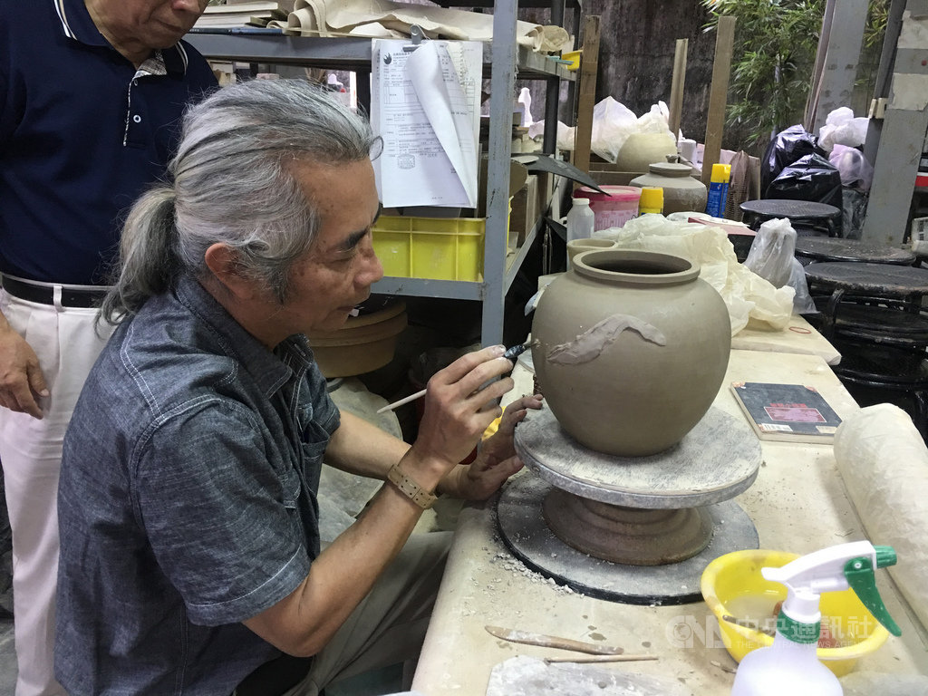 添興窯是南投重要陶藝發展及傳承場所,南投縣文化局將公告登錄添興窯「傳統南投陶裝飾技法」為「傳統工藝」類文化資產,並登錄1979年接掌添興窯至今的林清河(圖)為這項技藝保存者。(南投縣文化局提供)中央社記者蕭博陽南投傳真 109年2月12日