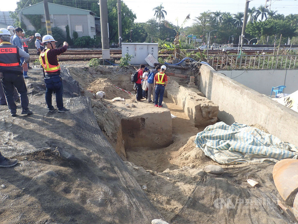 台南市鐵路地下化工程挖出疑清領時期台灣府城垣遺跡地點位於東區和北區交界,台南市文資處12日指出,文資處已數次邀集專家學者會勘,且要求鐵道局委託考古團隊就出土遺構進行調查,市府及施工單位將審慎處理,不會破壞。(台南市文化資產管理處提供)中央社記者張榮祥台南傳真 109年2月12日