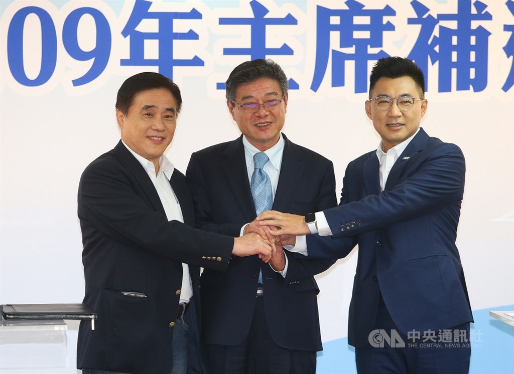 前國民黨副主席郝龍斌(左)、國民黨立委江啟臣(右)12日出席國民黨109年主席補選政見說明會,會前握手致意。圖中為國民黨代理主席林榮德。中央社記者謝佳璋攝 109年2月12日