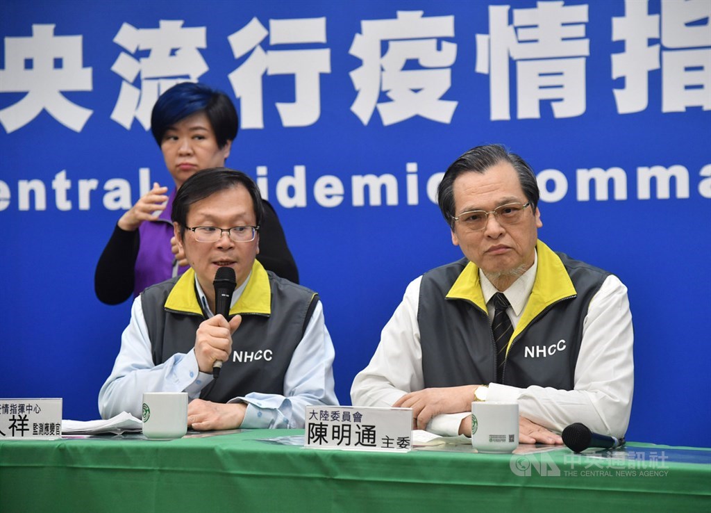 陸委會主委陳明通(右)11日晚間在中央流行疫情指揮中心記者會中指出,陸配子女若未成年,且在中國大陸無親人可照顧,才可專案申請來台,申請時須同時舉證,但絕非開放陸配在陸親人探親。前左為指揮中心檢測應變官莊人祥。中央社記者王飛華攝 109年2月11日