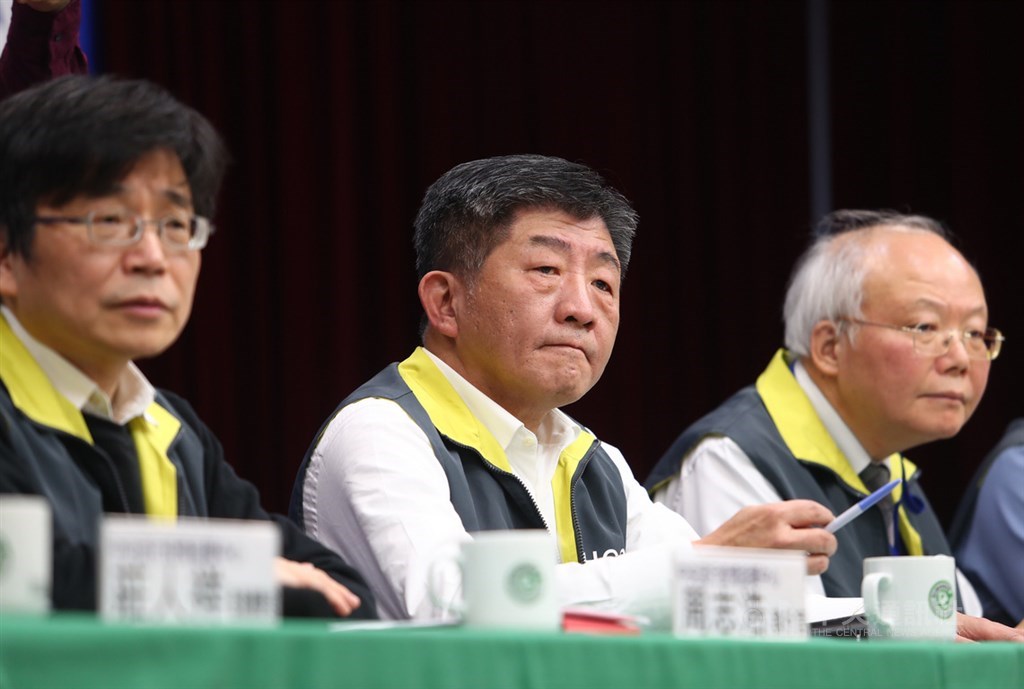 陸委會11日宣布有條件開放陸配子女入境引發民眾反彈,中央流行疫情指揮中心指揮官陳時中(中)、執行官周志浩(左)及外交部祕書長郭仲熙(右)12日下午舉行記者會,陳時中表示,撤回陸委會宣布所有陸配子女入境規定。中央社記者王騰毅攝 109年2月12日