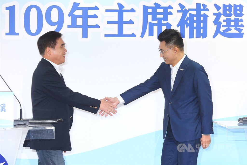中國國民黨主席補選政見說明會12日下午在中央黨部12樓登場,會後,兩名參選人、前副主席郝龍斌(左)與立委江啟臣(右)握手致意。中央社記者謝佳璋攝 109年2月12日