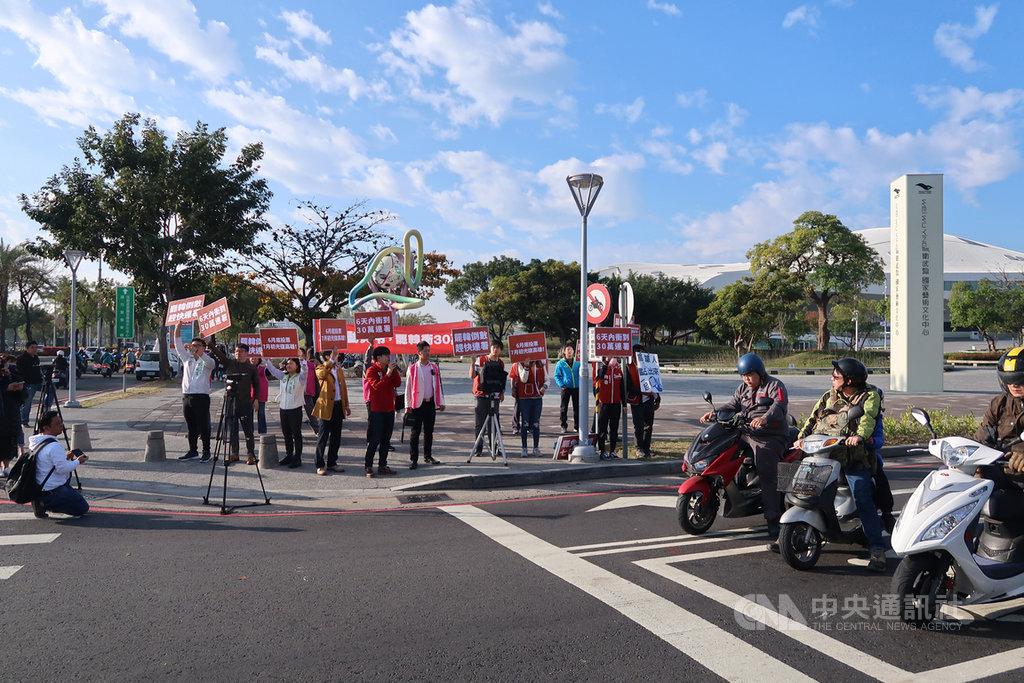 罷韓公民團體12日一早在三多、國泰路口向過往的人車宣傳罷韓連署,鼓勵民眾把握連署時間,在16日前一起衝刺連署份數達到30萬份,讓自己也成為寫歷史的一份子。中央社記者王淑芬攝 109年2月12日