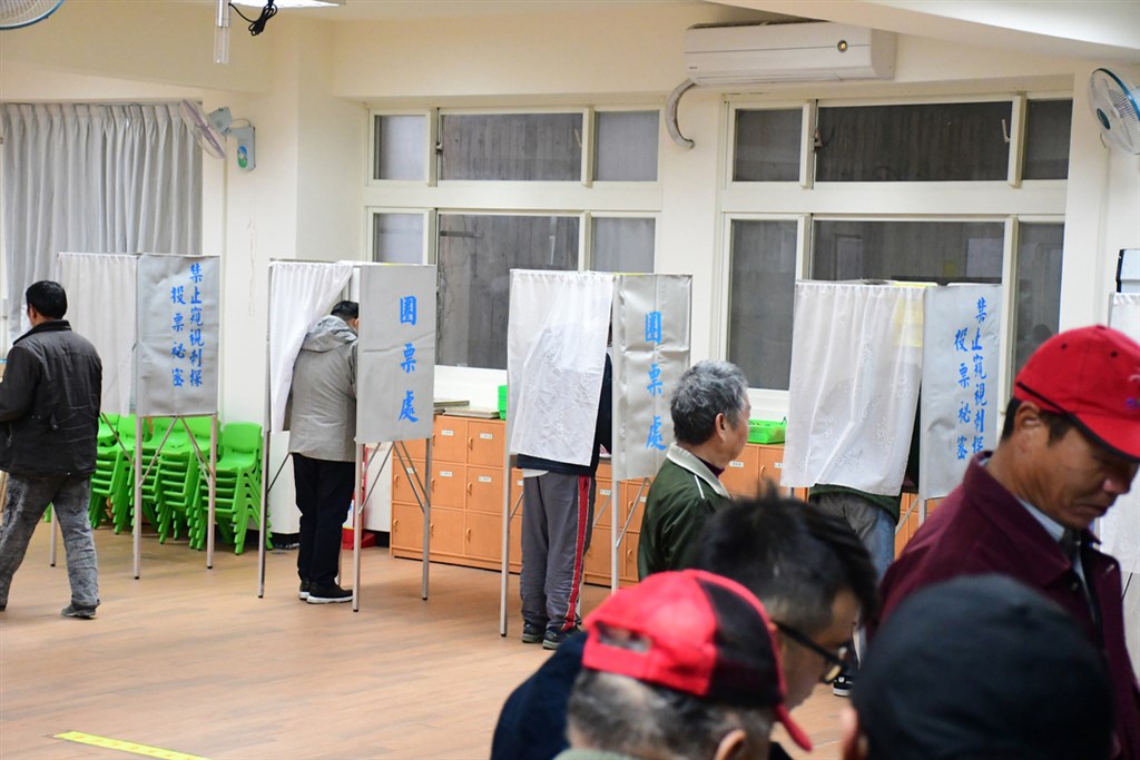 2020總統及立委選舉11日投票,馬祖共設10處投開票所,上午8時開始,各投開票所陸續有鄉親前往投票,未出現重大違規,秩序良好。(連江縣選舉委員會提供)中央社 109年1月11日